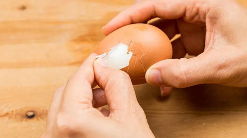 Fıstık soyar gibi yumurta soyma yöntemi! Haşlarken suya 1 tane eklemeniz yetiyor - Resim: 2