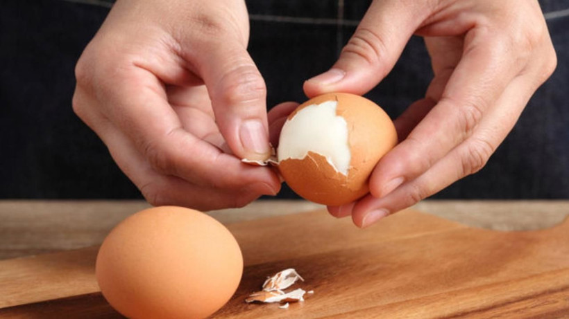 Fıstık soyar gibi yumurta soyma yöntemi! Haşlarken suya 1 tane eklemeniz yetiyor - Resim: 1