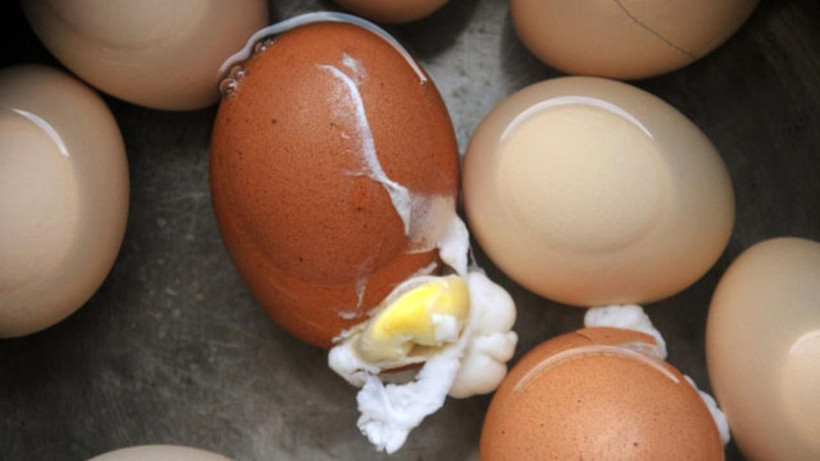 Fıstık soyar gibi yumurta soyma yöntemi! Haşlarken suya 1 tane eklemeniz yetiyor - Resim: 3