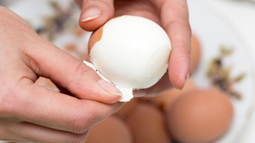 Fıstık soyar gibi yumurta soyma yöntemi! Haşlarken suya 1 tane eklemeniz yetiyor - Resim: 4