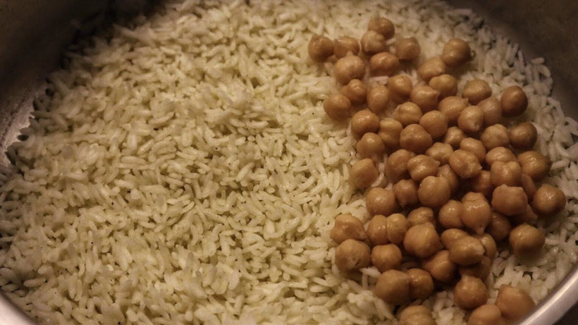 Pişirme esnasında 1 çay bardağı ekleyin! Pilav parlak oluyor ve tane tane çıkıyor - Resim: 1