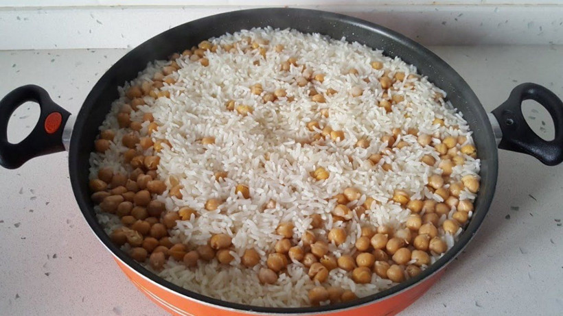Pişirme esnasında 1 çay bardağı ekleyin! Pilav parlak oluyor ve tane tane çıkıyor - Resim: 2