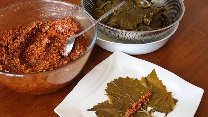 Suyunu süzüp tencereye 1 çay bardağı ekleyin - Yaprak sarma kararmıyor ve kalem gibi çıkıyor - Resim: 3