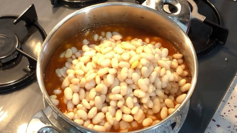 Son dönemde popüler oldu - Klasik kuru fasulye yemeğini unutturan tarif - Resim: 1