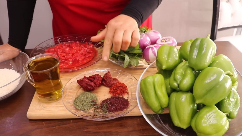 Biber dolması yaparken uygulamanız gereken püf nokta* Lapa olmuyor ve suyunu tam çekiyor - Resim: 1