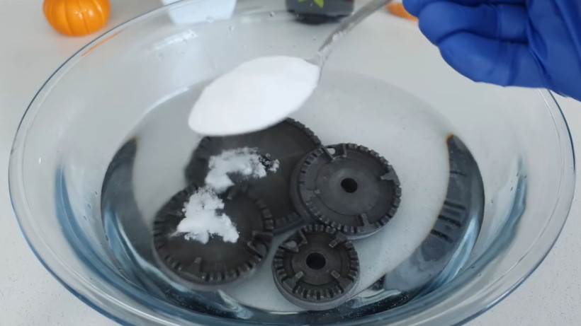 Kararmış ocak gözlerini ayna gibi yapıyor. Ocakta leke bırakmayan temizlik sırrı - Resim: 2