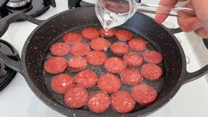 Sucuk kızartmasını tahtından eden yöntem! Lezzeti 5 kat birden artacak - Resim: 1