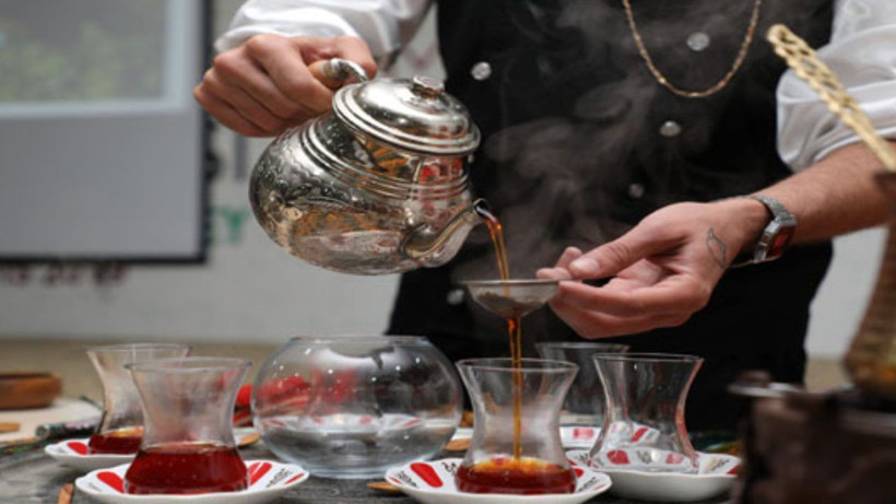 Çay demlerken yapılan hata! Çayın acımasına ve  demir gibi tat bırakmasına yol açıyor - Resim: 1