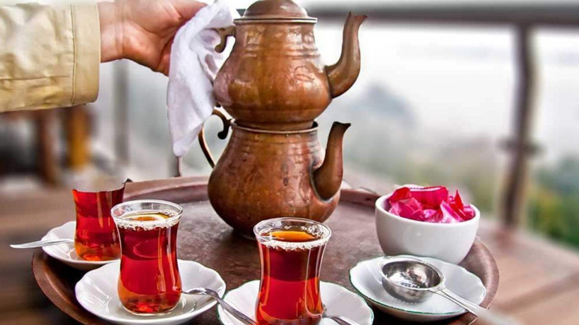 Çay demlerken yapılan hata! Çayın acımasına ve  demir gibi tat bırakmasına yol açıyor - Resim: 2