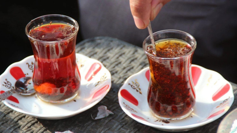 Çay demlerken yapılan hata! Çayın acımasına ve  demir gibi tat bırakmasına yol açıyor - Resim: 3