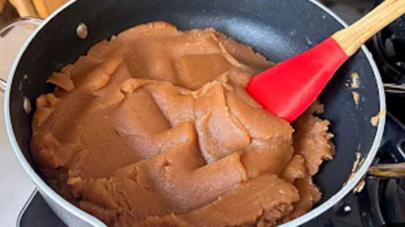 Anne usulü un helvası- Yağ yerine bunu ekleyince kıvamı ipek gibi oluyor - Resim: 2