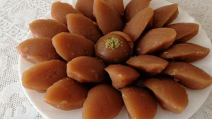 Anne usulü un helvası- Yağ yerine bunu ekleyince kıvamı ipek gibi oluyor - Resim: 1