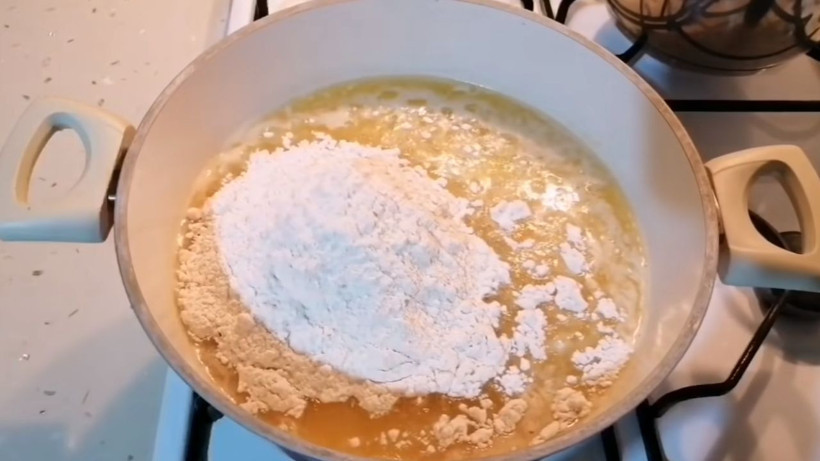 Anne usulü un helvası- Yağ yerine bunu ekleyince kıvamı ipek gibi oluyor - Resim: 4