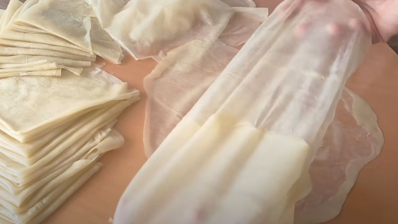 Hep yanlış yapmışız. Yufkayı perde gibi yapan yöntem buymuş! Yufka asla yırtılmıyor - Resim: 1