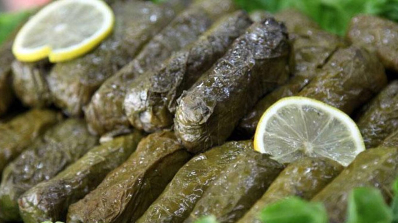 Sert yapraklar lokum gibi olacak - Yaprak sarma hazırlarken tencereye 1 bardak ekleyin yetiyor - Resim: 2