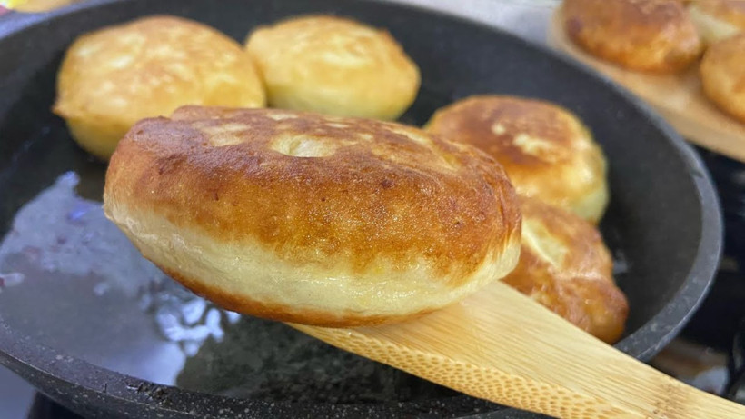 Çoğu ev hanımı bilmiyor ancak aşçılar pişiyi böyle kızartıyor! Yağ çekmeyen pişinin sırrıymış - Resim: 1