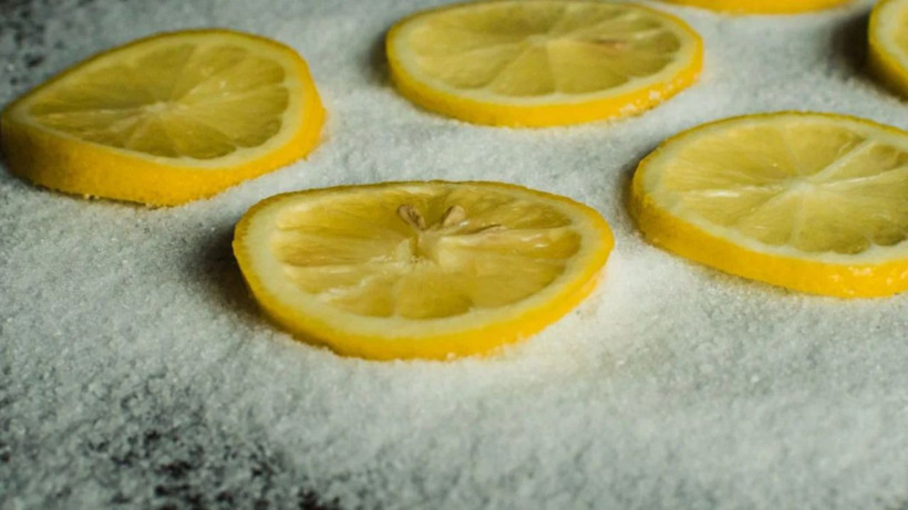 Yatmadan önce başucunuza tuzlu limon koyun. Herkesin mustarip olduğu derde deva oluyor - Resim: 2