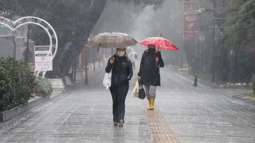 Meteoroloji alarma geçti: Yenilenen haritayla İstanbul dahil birçok il için kuvvetli sağanak uyarısı - Resim: 1