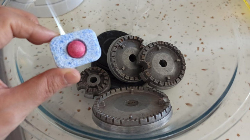 Kir ve pas tutmuş ocak gözlerini elmas gibi parlatan doğal yöntem - Deterjan ve çamaşır suyunu unutun - Resim: 4