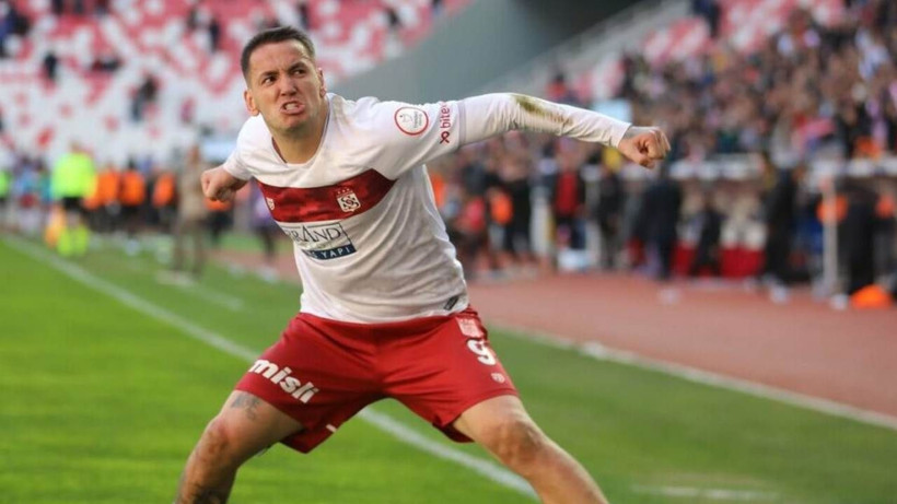 Ve Beşiktaş'tan kimsenin beklemediği transfer; Süper ligin ilginç santrforunu takıma katıyor - Resim: 3