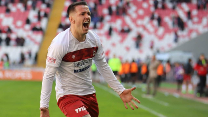 Ve Beşiktaş'tan kimsenin beklemediği transfer; Süper ligin ilginç santrforunu takıma katıyor - Resim: 4