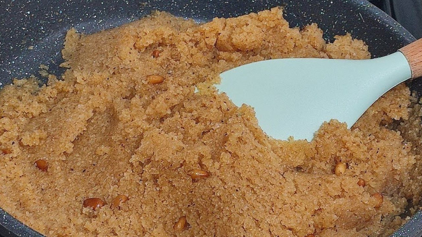 İrmik helvasına kıvam veren malzeme- 1 çay bardağı ekleyin. Kıvamı zerre şaşmıyor - Resim: 1