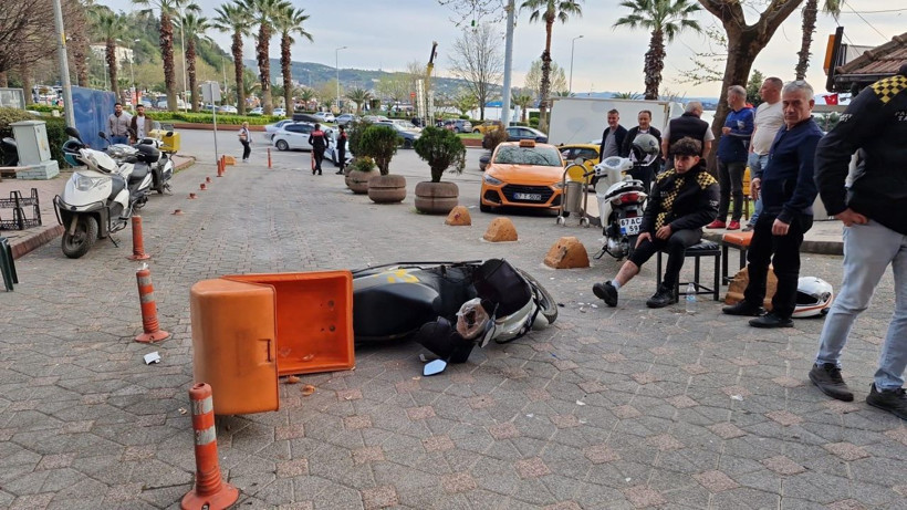 İki motosikletli kafa kafaya çarpıştı; 1 kişinin yaralandığı kaza kamerada - Resim: 1