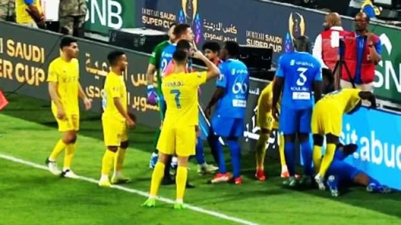 Ronaldo sinirlerine hakim olamadı! Sahanın ortasında maçın hakemine yumruk... - Resim: 4