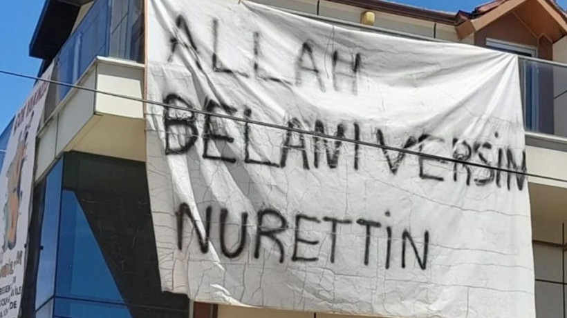 Binaya bu pankartı astı ortalık yıkıldı! Herkes birbirine göndermeye başladı - Resim: 1