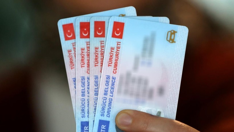 Eski tip ehliyetlerin kullanım süresi yıl sonunda doluyor… Yenilemeyenler ne kadar ceza ödeyecek? - Resim: 1