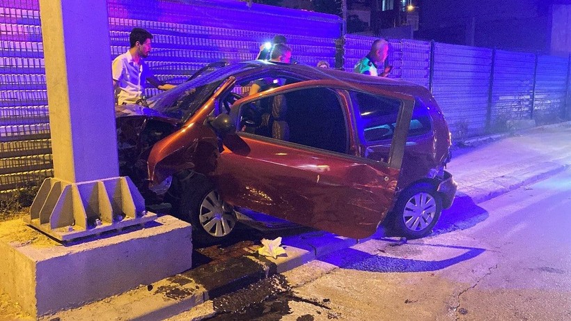 Kocaeli'de otomobil tır ve tabela direğine çarptı - Resim: 1
