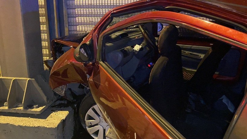 Kocaeli'de otomobil tır ve tabela direğine çarptı - Resim: 2