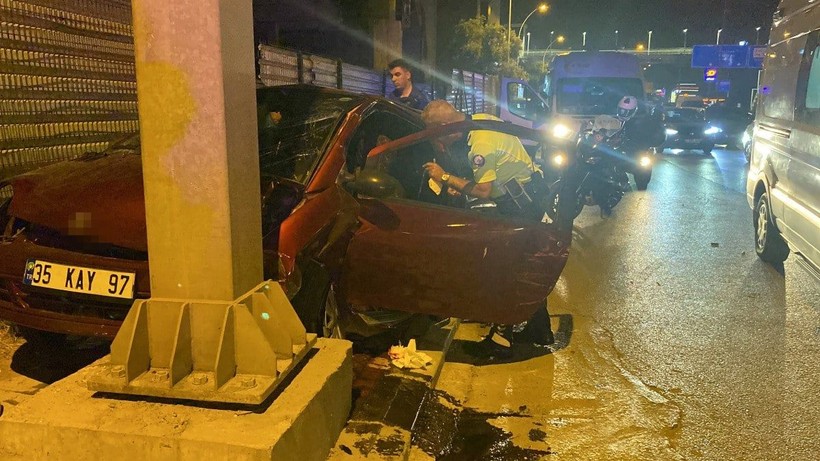 Kocaeli'de otomobil tır ve tabela direğine çarptı - Resim: 3