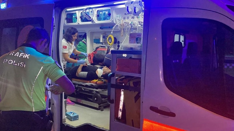 Kocaeli'de otomobil tır ve tabela direğine çarptı - Resim: 4