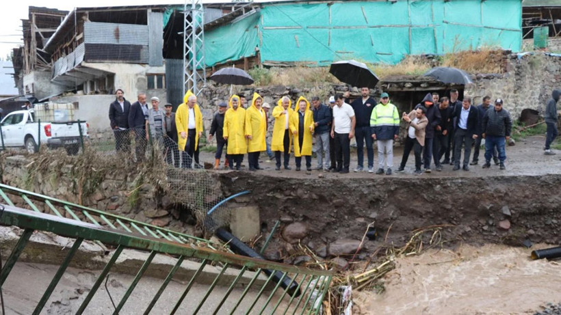 Oltu'da sel felaketi: Köprü yıkıldı, evleri su bastı - Resim: 1