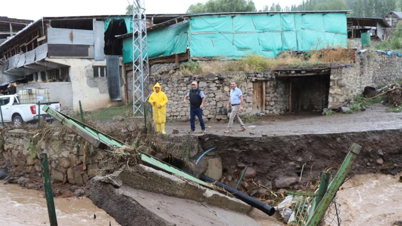 Oltu'da sel felaketi: Köprü yıkıldı, evleri su bastı - Resim: 2