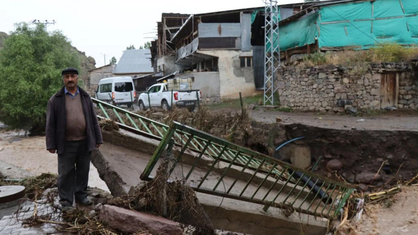 Oltu'da sel felaketi: Köprü yıkıldı, evleri su bastı - Resim: 3