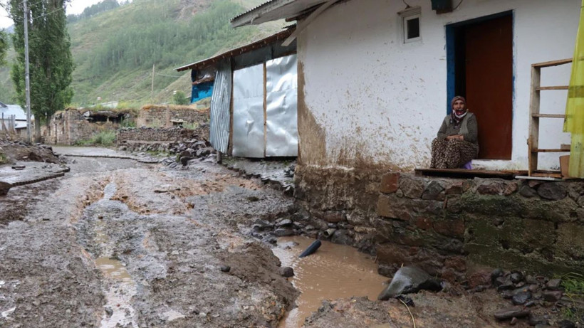 Oltu'da sel felaketi: Köprü yıkıldı, evleri su bastı - Resim: 4