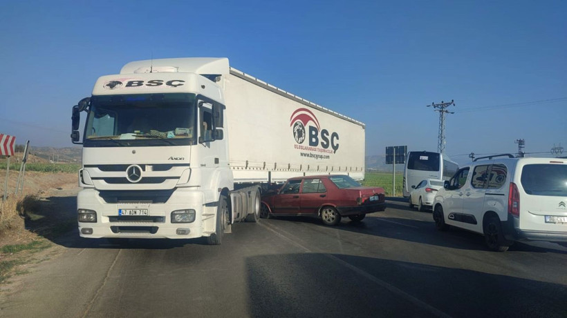 Gaziantep'te TIR'a çarpan otomobildeki 4 kişi yaralandı - Resim: 3