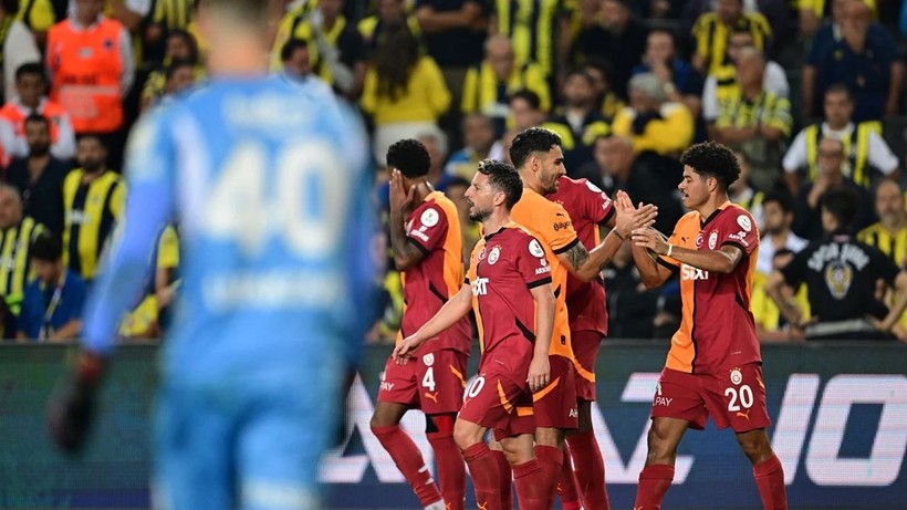 Galatasaraylı herkes bu fotoğrafı paylaşıyor; Jose Mourinho detayı olay olur - Resim: 1