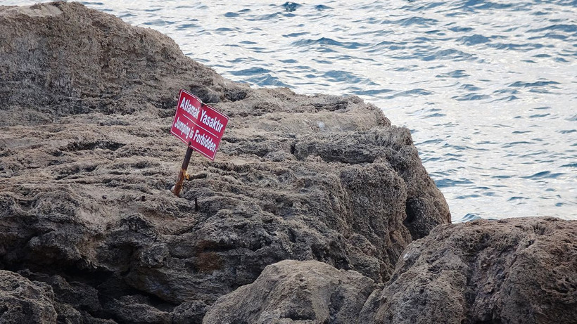 Denize atlamanın yasak olduğu bölgede kayalıktan düştü - Resim: 2