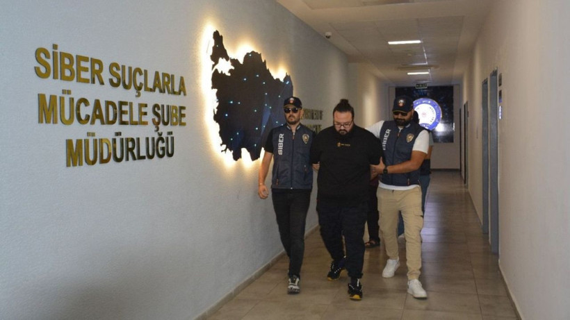 Müstehcenlik iddiasıyla tutuklanmıştı! Jahrein'den Elçin Sangu'ya "çomar" davası - Resim: 1