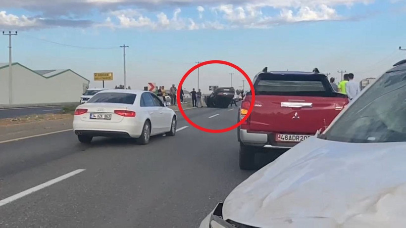 Diyarbakır’da iki otomobilin çarpıştığı kaza kamerada - Resim: 2