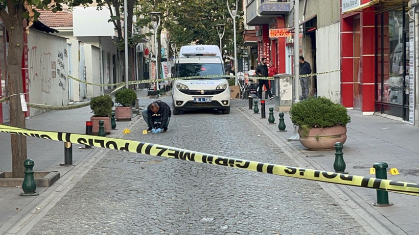 Sokakta bir kişiyi pompalı tüfekle yaralayan saldırganın kaçış anı kamerada - Resim: 2