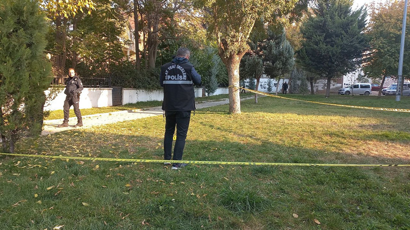 Parkta telefonla konuşurken, tabancayla vuruldu - Resim: 1