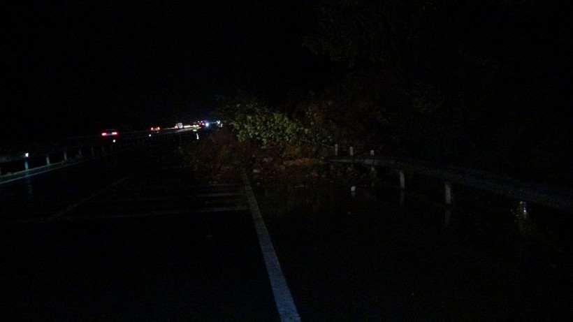 Rize'de heyelan! Karadeniz Sahil Yolu tek yönlü ulaşıma kapandı - Resim: 4