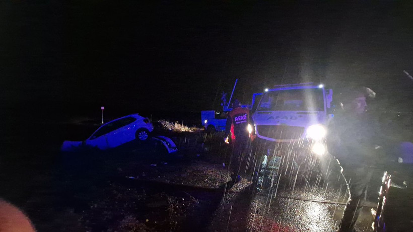 Hemzemin geçitte yolcu treni, otomobile çarptı: 1 yaralı - Resim: 4