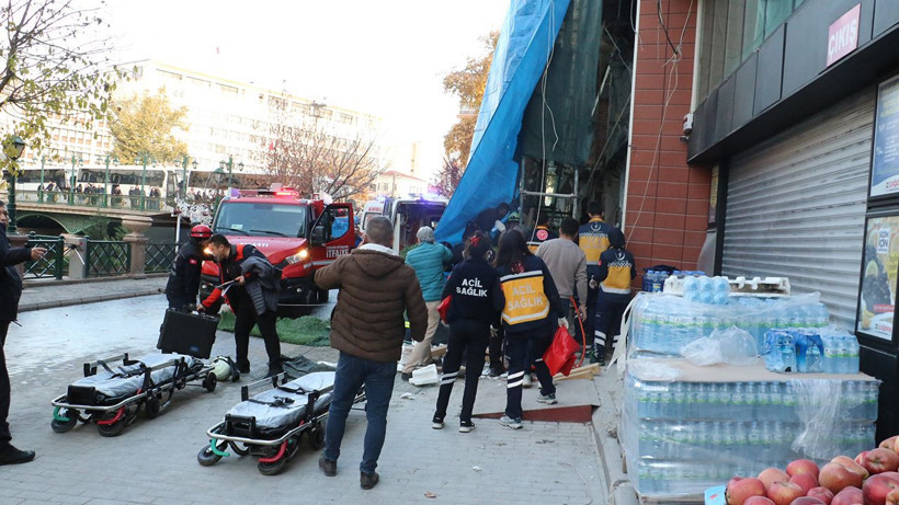 Kontrollü yıkımda tavan çöktü; 2 işçi yaralandı - Resim: 1