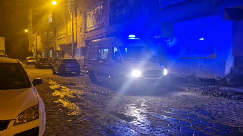 Çatı katındaki odunlar alev alarak yandı; 3 kişi dumandan etkilendi - Resim: 1