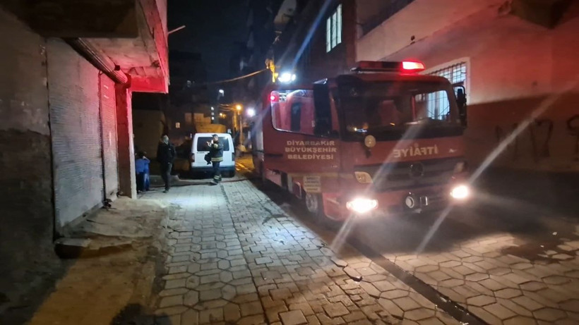 Çatı katındaki odunlar alev alarak yandı; 3 kişi dumandan etkilendi - Resim: 3